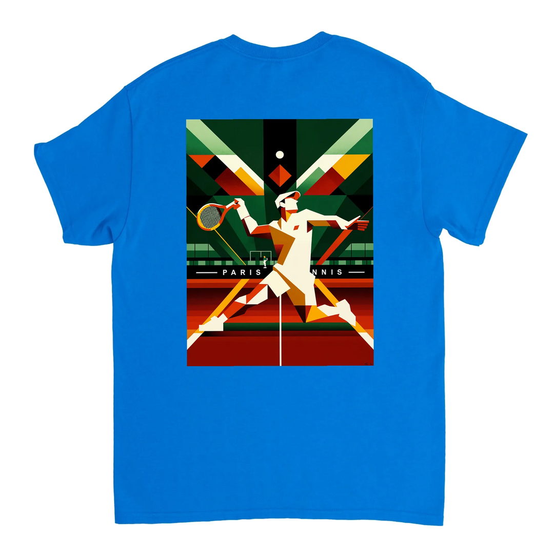 パリのテニスデザインが特徴のスタイリッシュなTシャツ。ソフトで通気性のあるコットン素材で、テニス愛好者にぴったりのアイテムです。