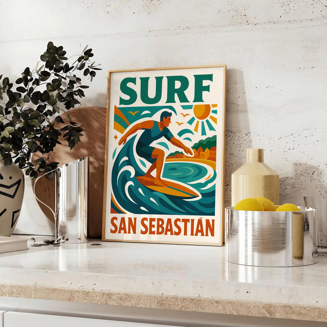 Ανακαλύψτε την ζωντάνια του surfing στη Σαν Σεμπαστιάν με αυτό το εντυπωσιακό μπλε και λευκό πόστερ, ιδανικό για κάθε χώρο. Δ