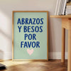affiche Abrazos Besos Por Favor teintes motivantes gris bleu charme intérieur disponible dimensions 50x70 30x40 pièce unique encadrement quotidien