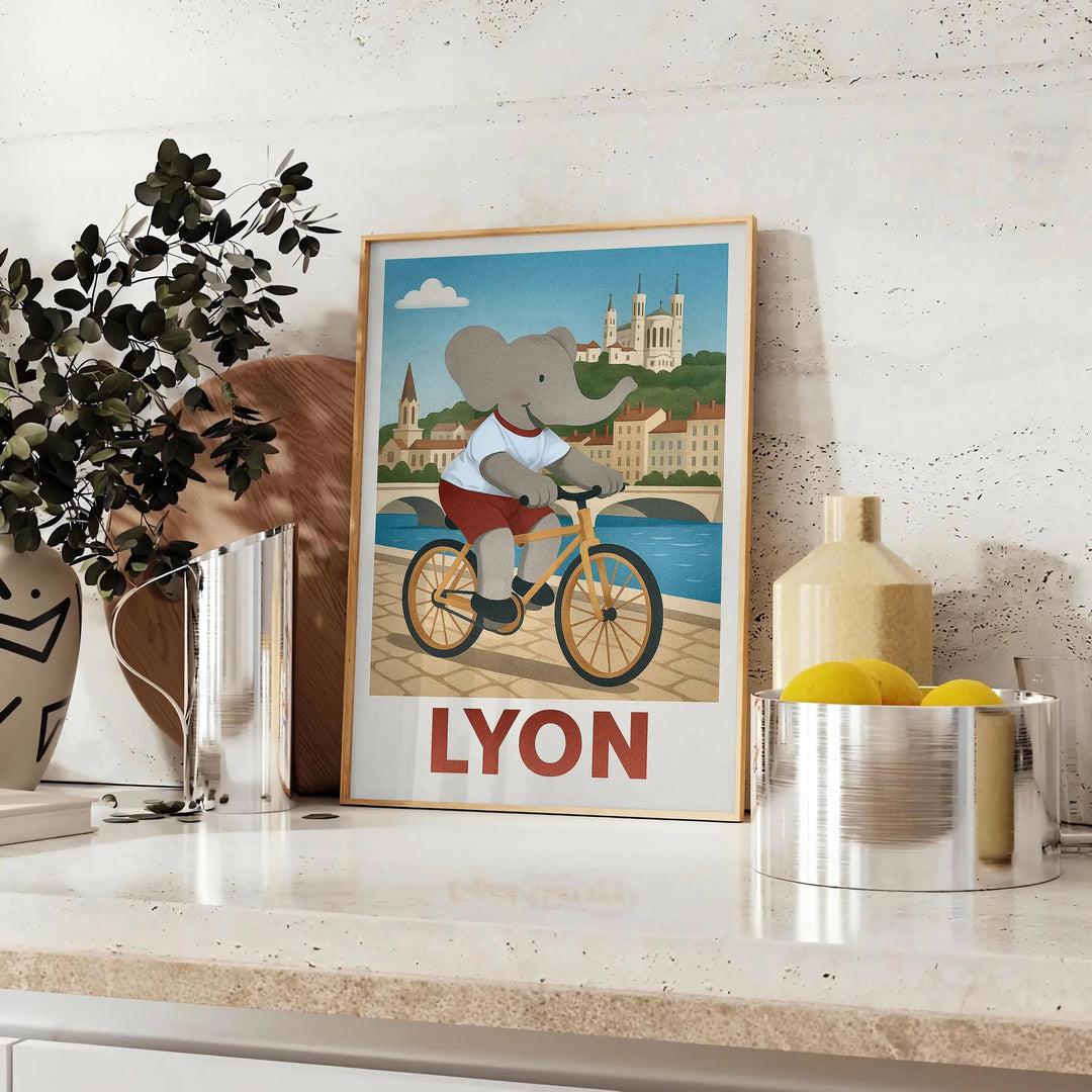 Ένα πολύχρωμο αφίσα με ελέφαντα που ποδηλατεί, εμπνευσμένο από τη Λυών, ιδανικό για το δωμάτιο ή την παιδική χαρά του παιδιού