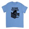 ローマテニス5 Tシャツは、テニスの活気ある精神にインスパイアされたユニークなデザインで、スタイルを引き立てます。コートやカジュアルな外出に最適な必需品です。サイズ展開: S, M, L, XL, XXL