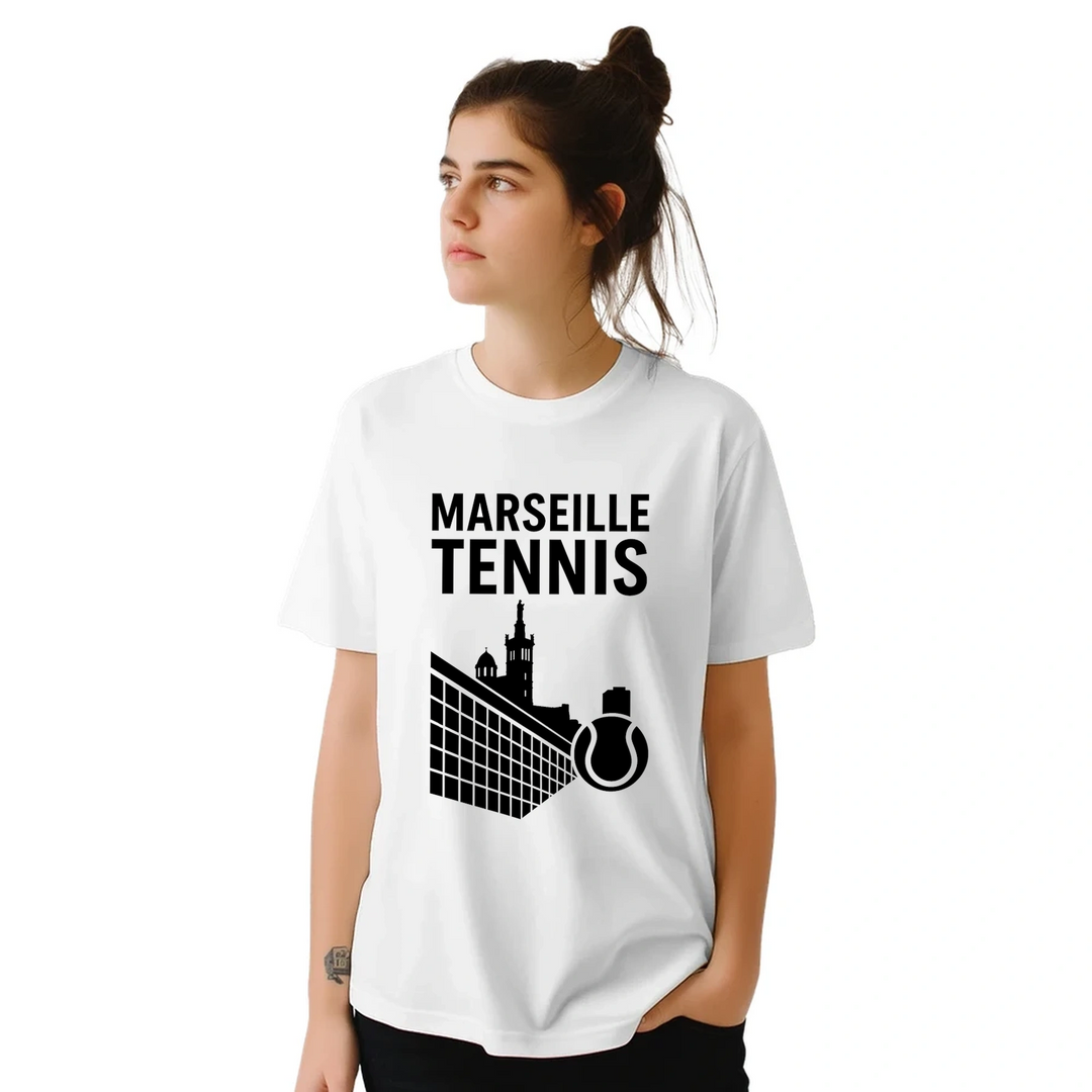 T-shirt Marseille Tennis con design vivace, perfetta per gli appassionati di tennis. Comfort e stile per ogni occasione