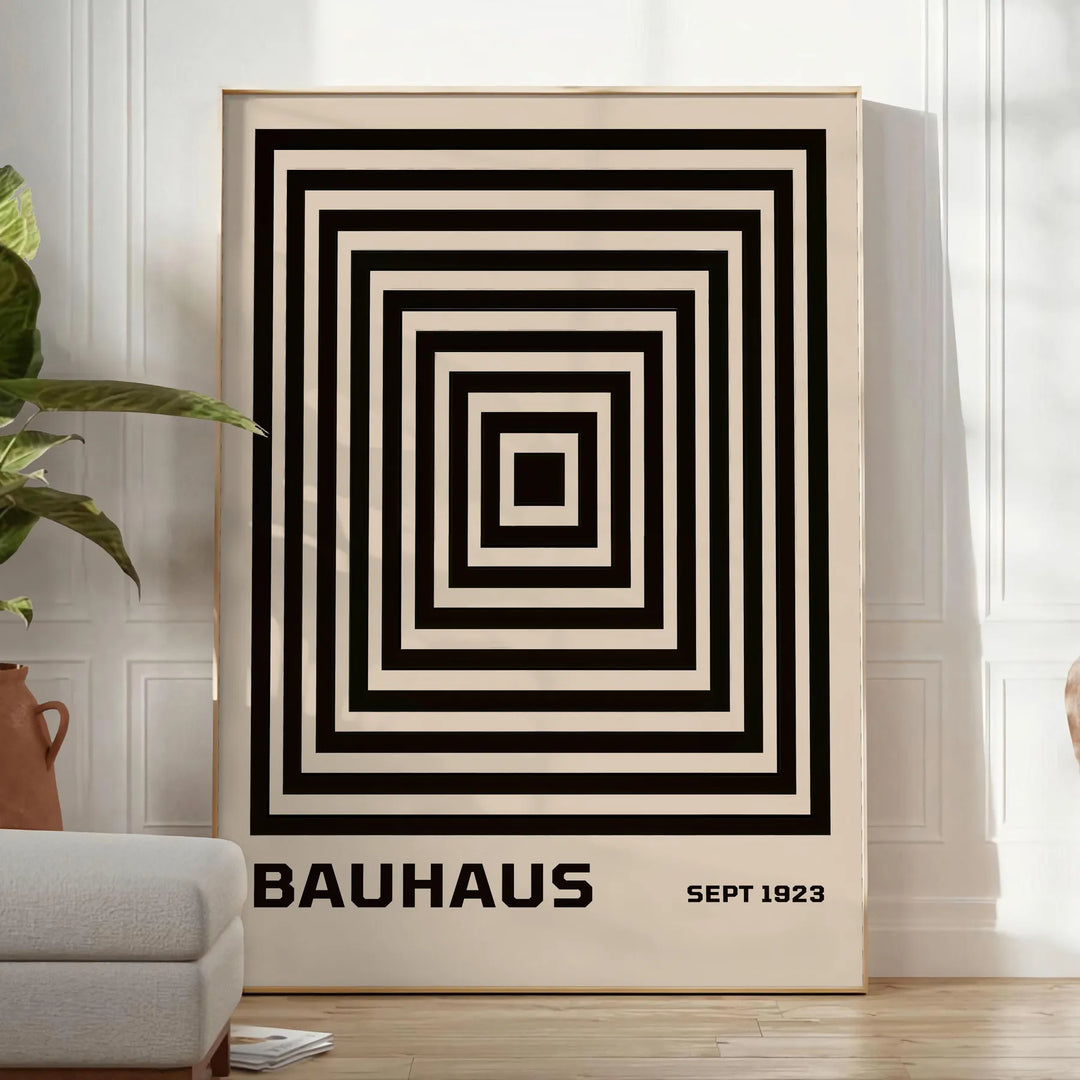 Bauhaus Pyramid poster med eleganta bruna och grå nyanser, perfekt för att förhöja ditt moderna hem