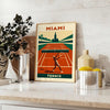 Póster de ténis de Miami, com cores vibrantes em laranja e vermelho, ideal para amantes de desporto. Disponível nas dimensões