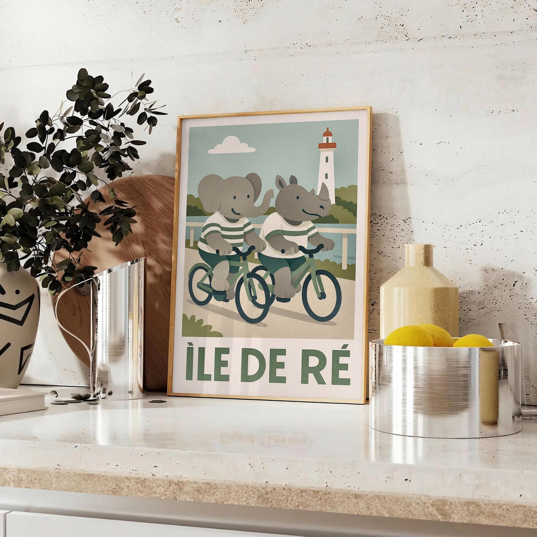 Αγοράστε αυτό το γοητευτικό πόστερ με έναν παιχνιδιάρη ελέφαντα και έναν φανταστικό ρινόκερο που ποδηλατούν στην όμορφη Île d