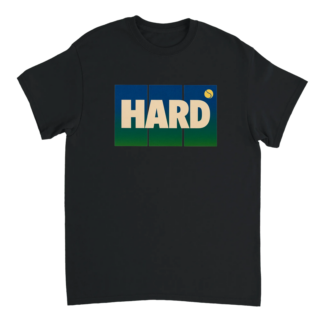 T-shirt Hard Tennis 3, design dinamico che esprime l'intensità del tennis, ideale per giocatori e appassionati. Comfort e sti