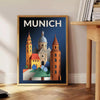 Plakat w stylu Art Déco przedstawiający urok Monachium, w odcieniach szaro-niebieskich. Idealny rozmiar 50x70 lub 30x40. Dosk