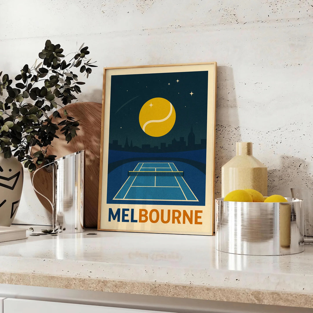 メルボルンの夜のテニスをテーマにした美しいポスター。青と緑の魅力的な色合いが特徴で、スポーツコレクションにぴったりのデザインです。
