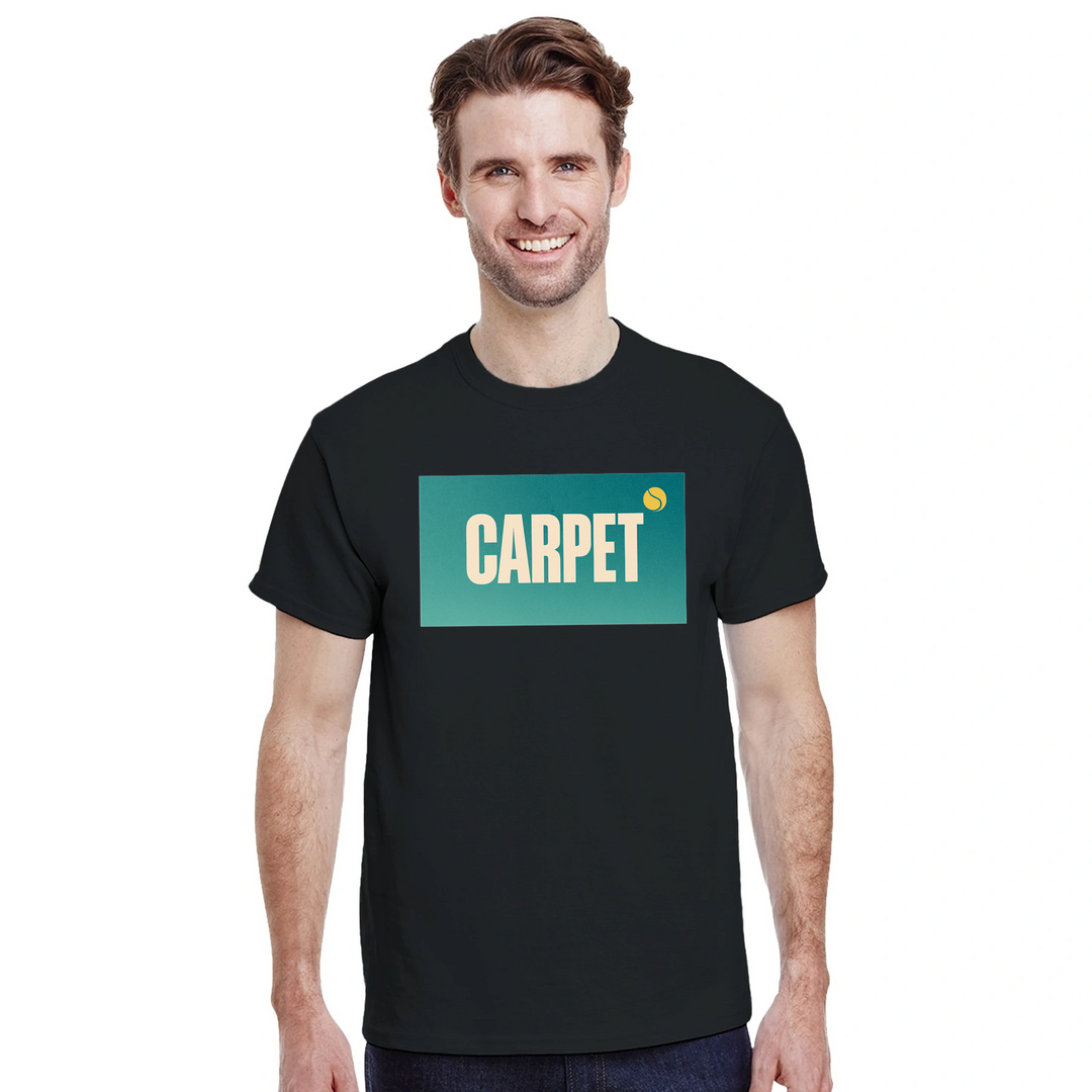 カーペットテニス5Tシャツ。快適な素材で、コートの上でもオフでもスタイリッシュに着こなせます。サイズ: S, M, L, XL, XXL。