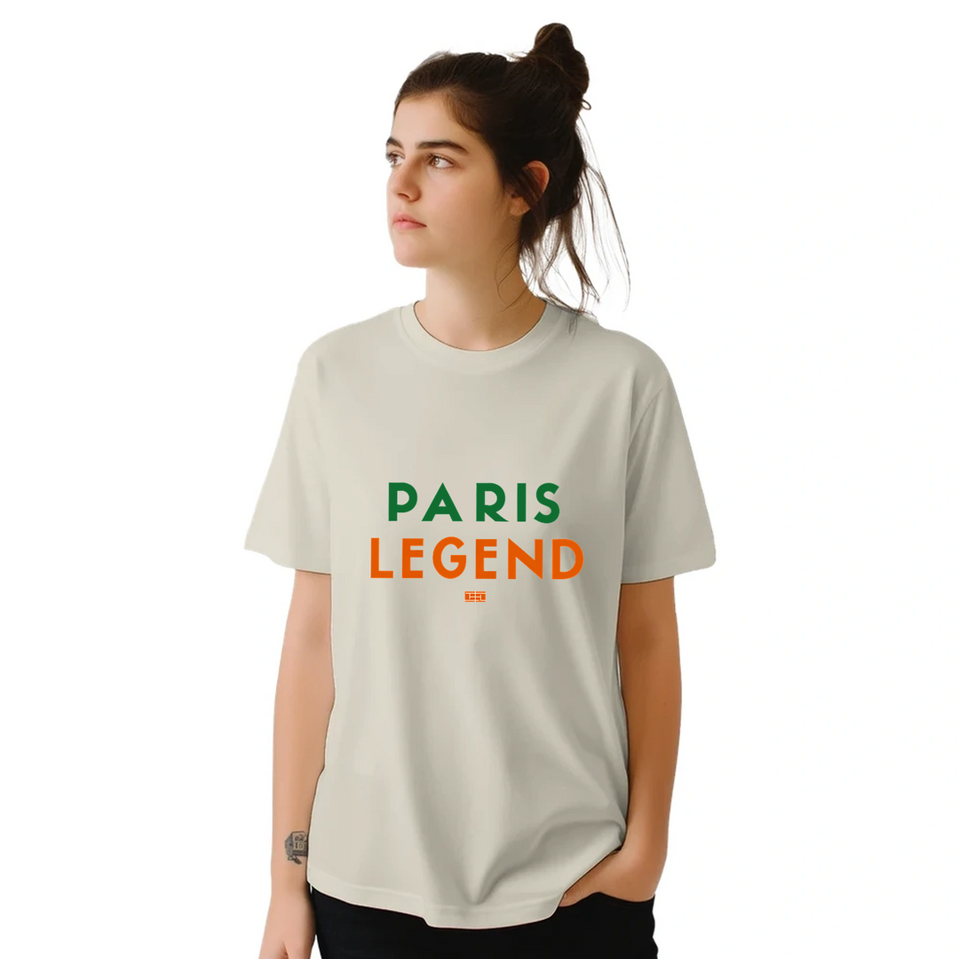 パリのテニス文化を称えるデザインのTシャツ。柔らかく通気性のあるコットン素材で、スポーツ愛好者にもファッション好きにも最適です。