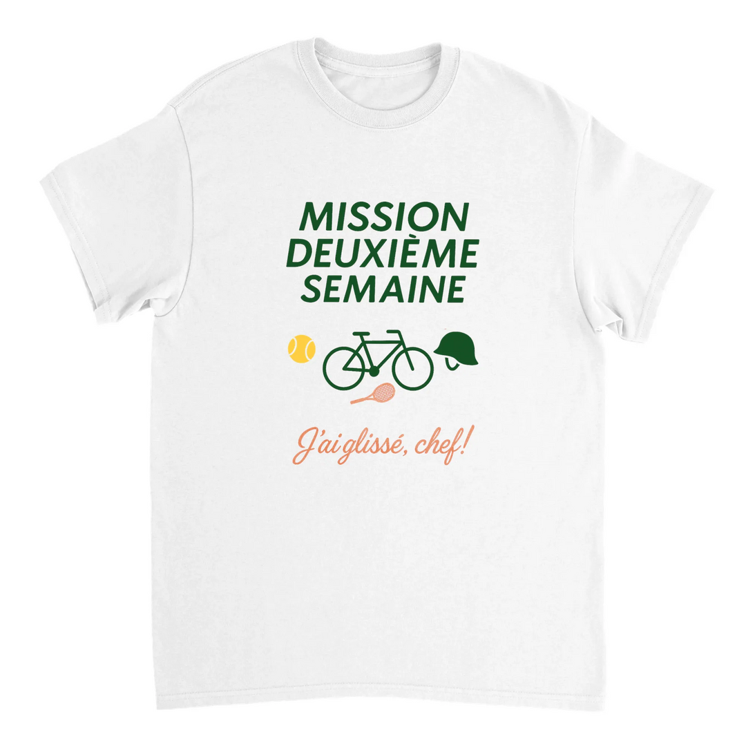 テニス愛好者のためのスタイリッシュな「ミッション2エメセマインテニス2」Tシャツ。快適さとスタイルを兼ね備えた高品質のコットン製。