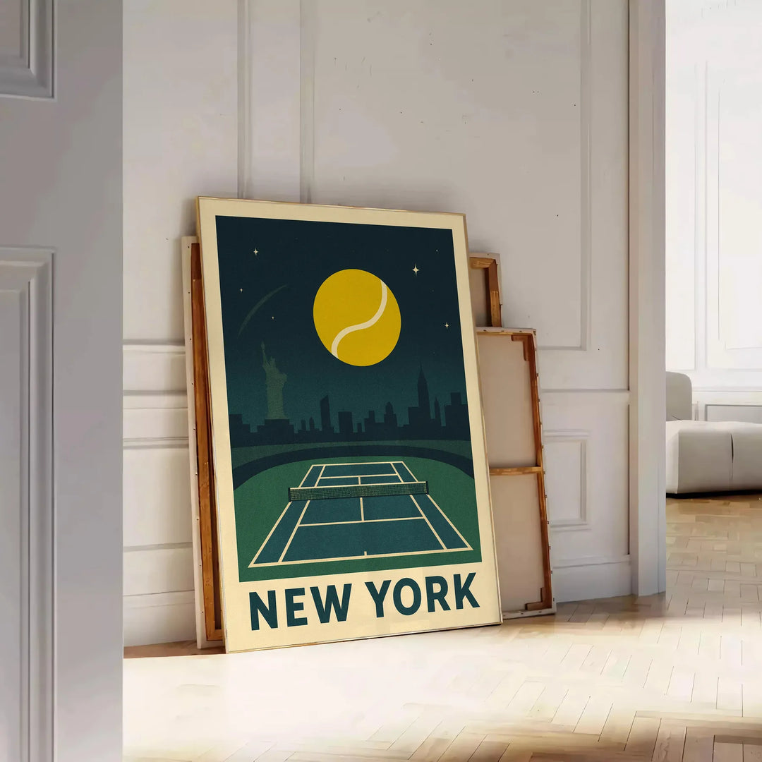 ニューヨークの夜にテニスをテーマにしたポスター。グレーとグリーンのダイナミックなデザインで、都市の洗練さを演出します。