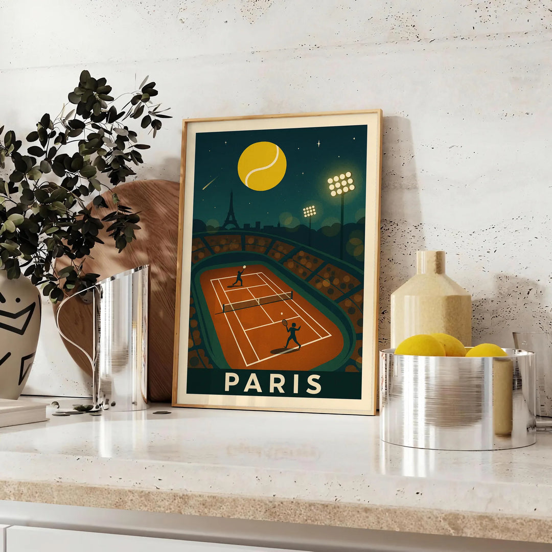 美しいグレーとグリーンのパレットで描かれた「パリ・テニス・バイ・ナイト」ポスター。50x70または30x40のサイズで、フレーム付きまたはフレームなしでご利用いただけます。