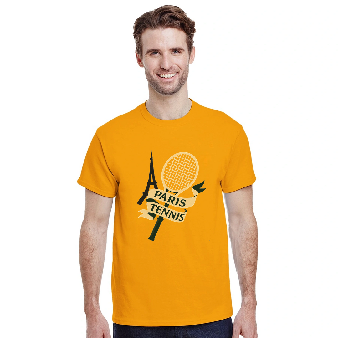 パリのテニス文化にインスパイアされたユニークなデザインのTシャツ。スポーティーでシックなスタイルを楽しむための一枚。