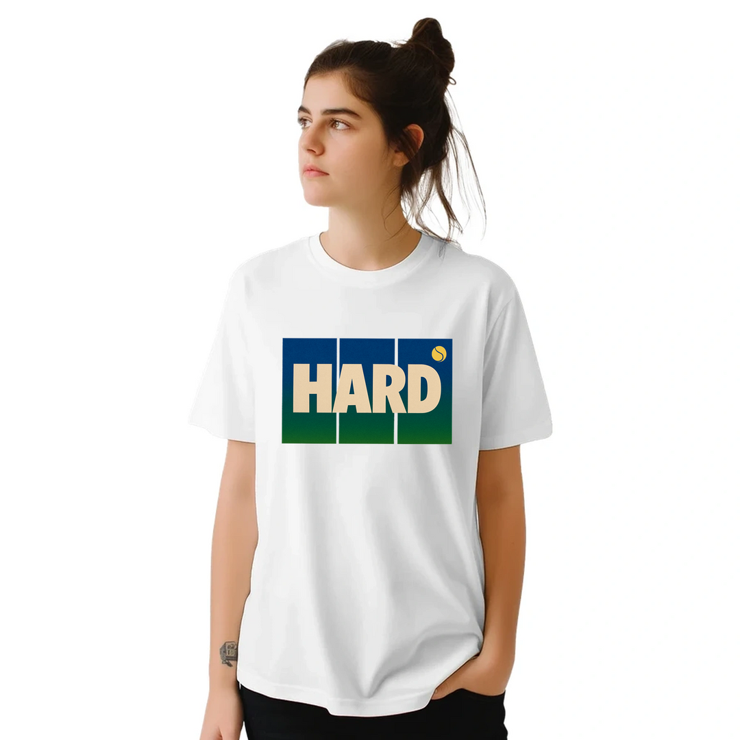 T-shirt Hard Tennis 3, design dinamico che esprime l'intensità del tennis, ideale per giocatori e appassionati. Comfort e sti