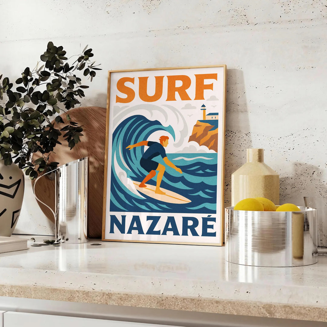 Nazarē sērfošanas plakāts ar dzīvīgu oranžu un baltu dizainu, ideāli piemērots sērfošanas entuziastu telpai