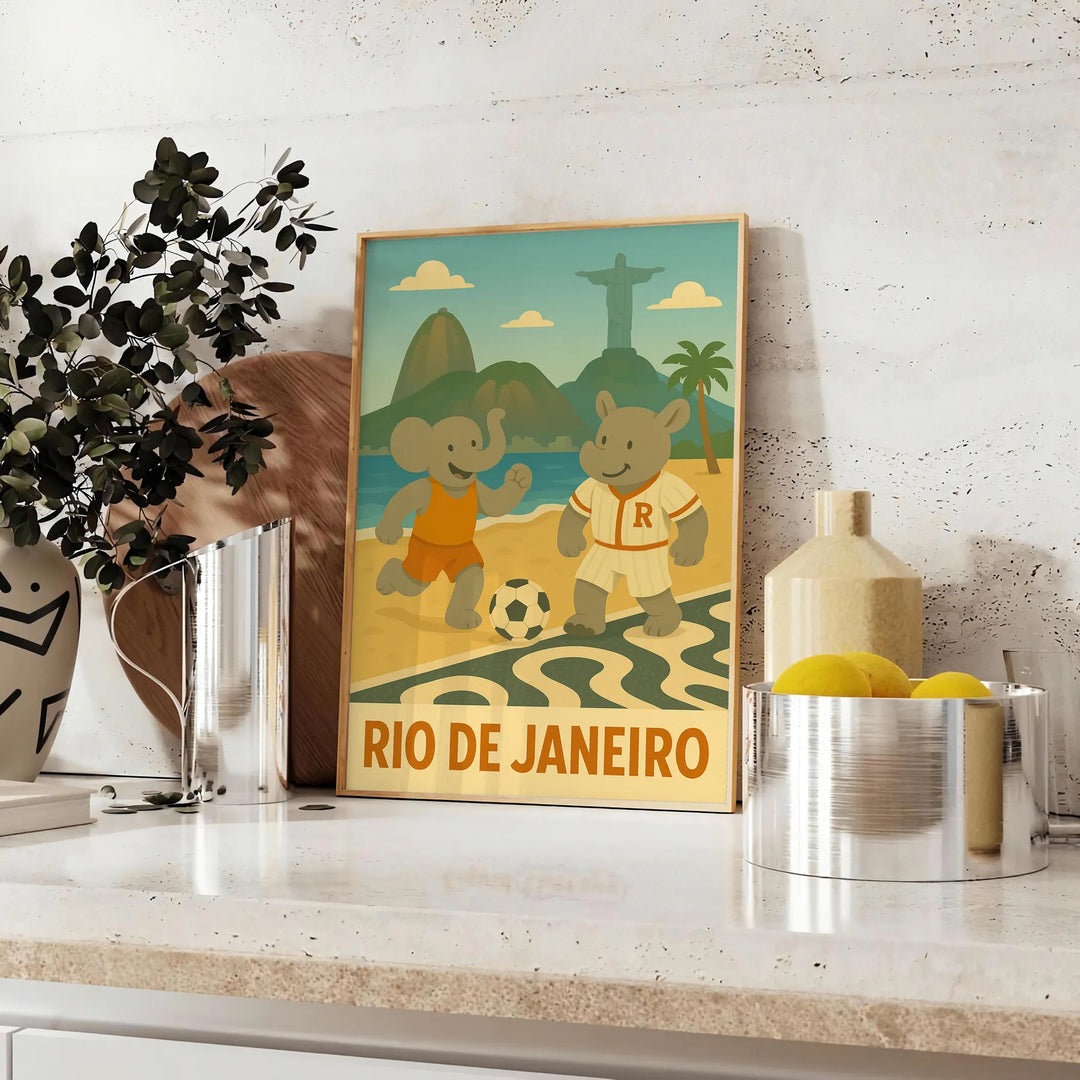 リオデジャネイロでサッカーを楽しむ子供の象とサイの楽しいポスター。50x70または30x40サイズで、グレーとグリーンの目を引くデザイン。