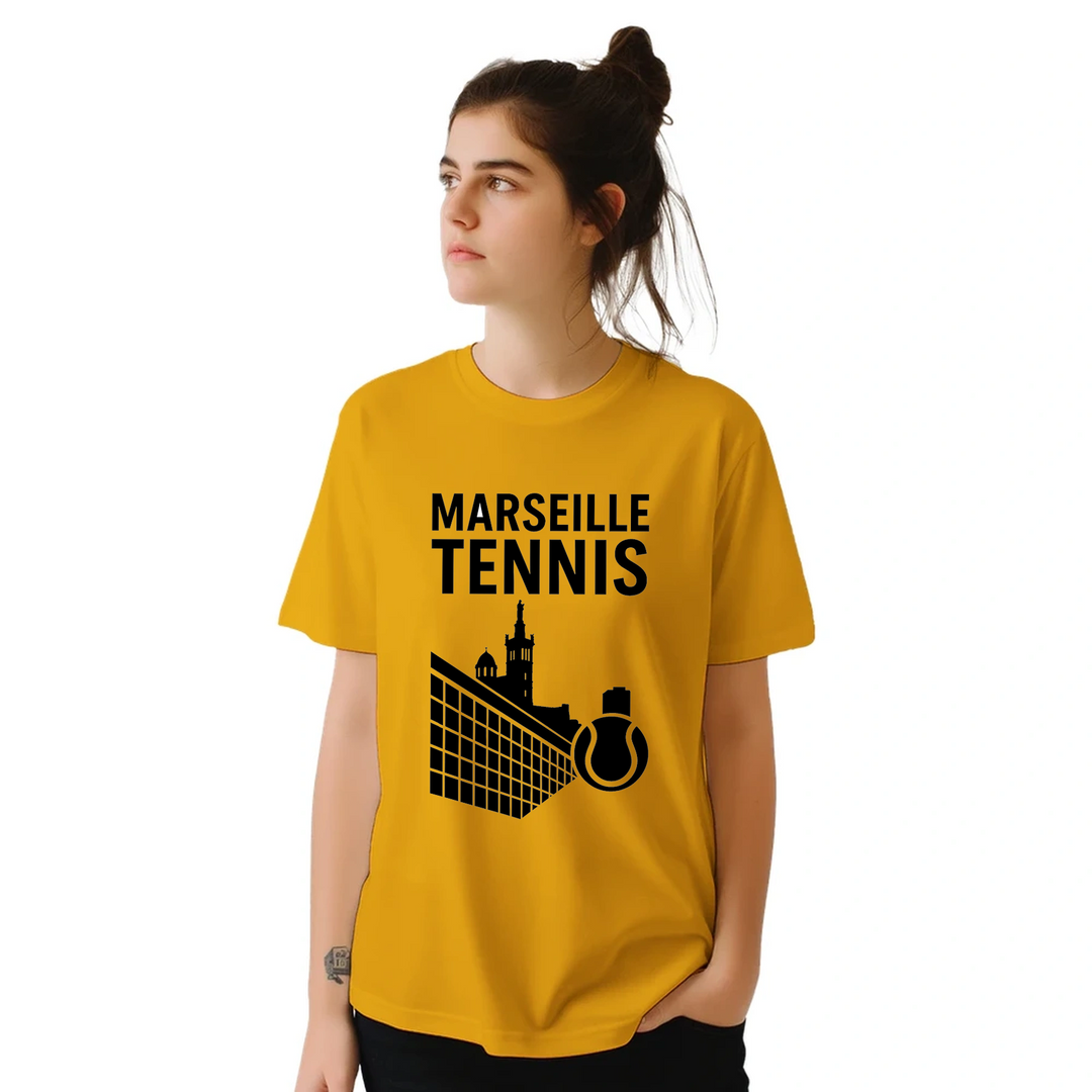 T-shirt Marseille Tennis con design vivace, perfetta per gli appassionati di tennis. Comfort e stile per ogni occasione