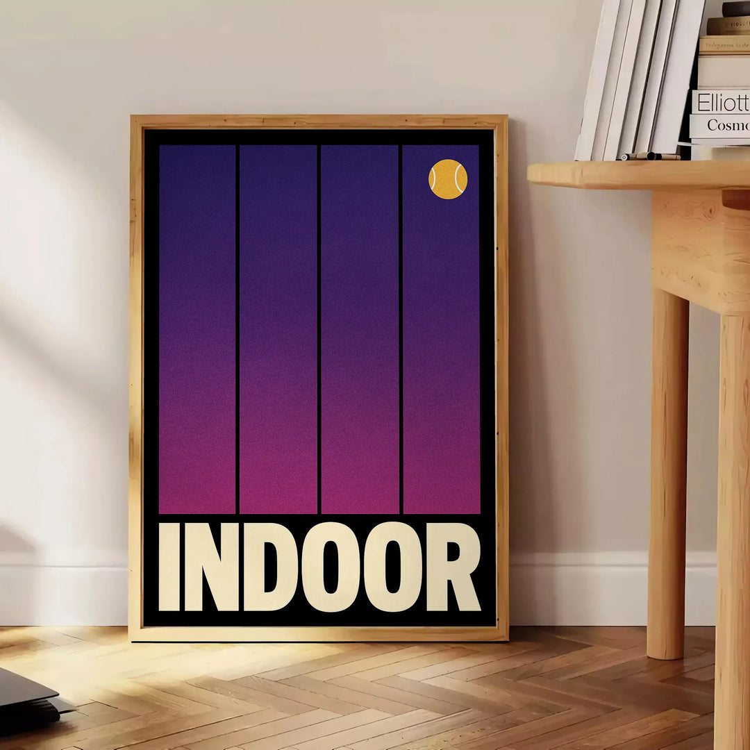 Pôster de ténis indoor em tons de roxo e cinza, ideal para amantes do ténis. Disponível em vários tamanhos: A4, 30x40 cm, 50x
