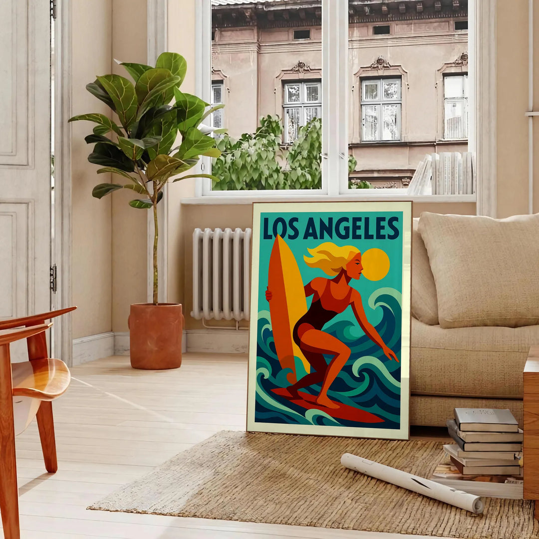 カリフォルニアのビーチの雰囲気を捉えたロサンゼルスサーフポスター。鮮やかな緑と青の色合いが特徴で、スタイリッシュなインテリアにぴったり。フレーム付きまたはフレームなしで購入可能。