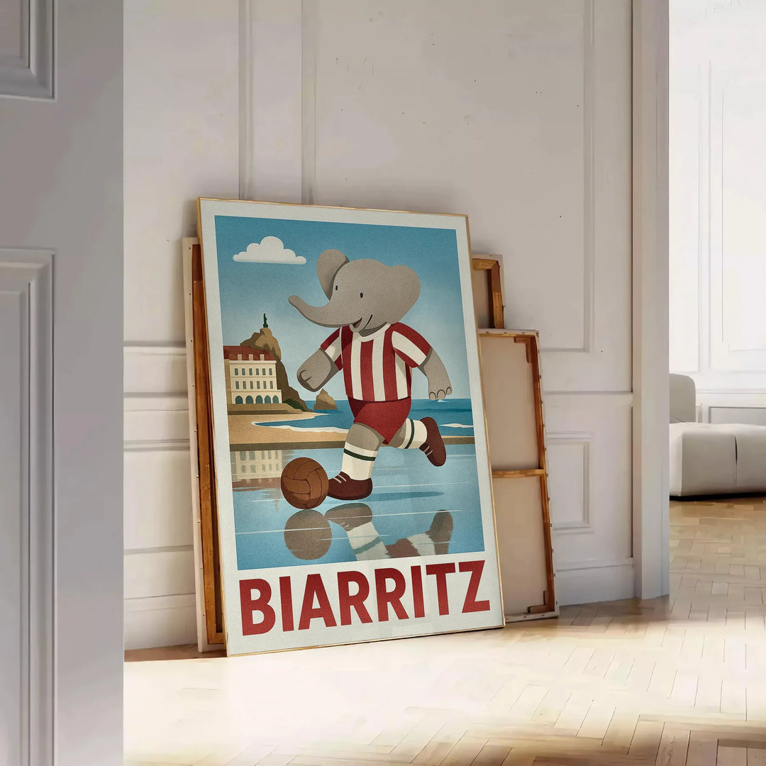 Ανακαλύψτε την παιχνιδιάρικη αφίσα ελέφαντα ποδοσφαίρου, ιδανική για παιδικά δωμάτια ή χώρους αθλητισμού, σε ζωντανές μπλε κα