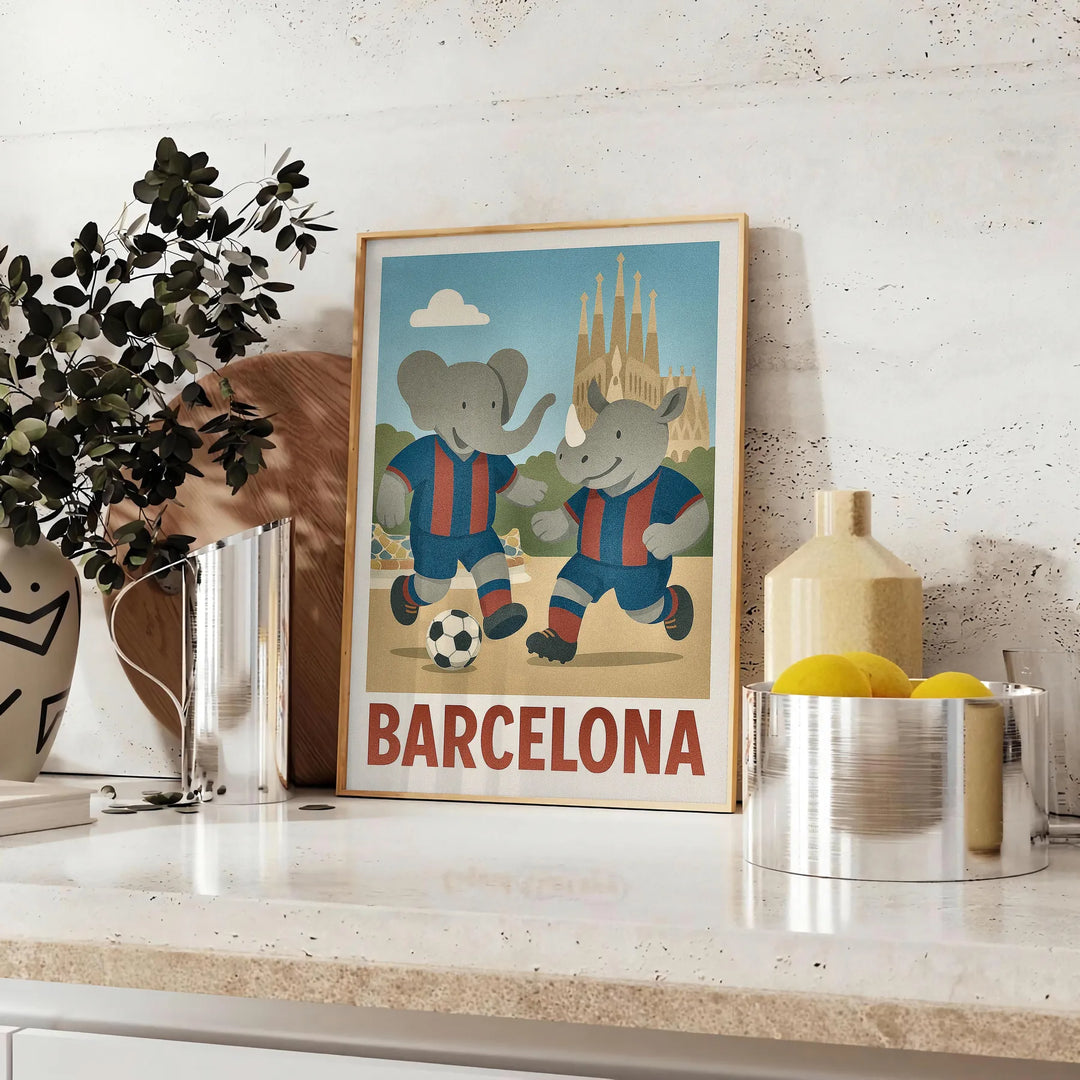 Αναδείξτε το δωμάτιο του παιδιού σας με αυτό το εντυπωσιακό αφίσα που απεικονίζει έναν παιχνιδιάρη ελέφαντα και ρινόκερο να γ