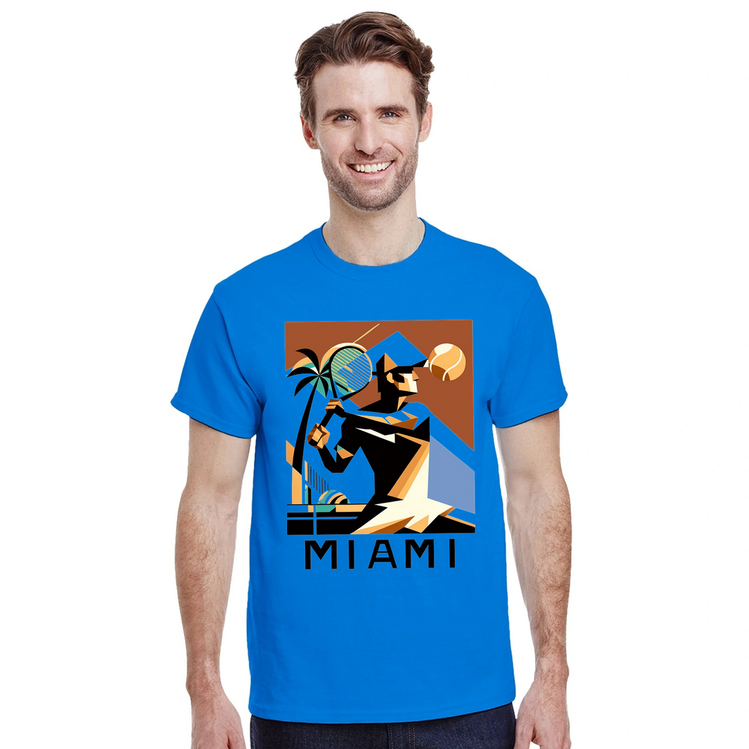 テニス愛好者と都市の魅力を兼ね備えたマイアミテニスTシャツ。鮮やかな色合いとおしゃれなグラフィックで、コート内外で活躍します。サイズはSからXXLまで揃っています。