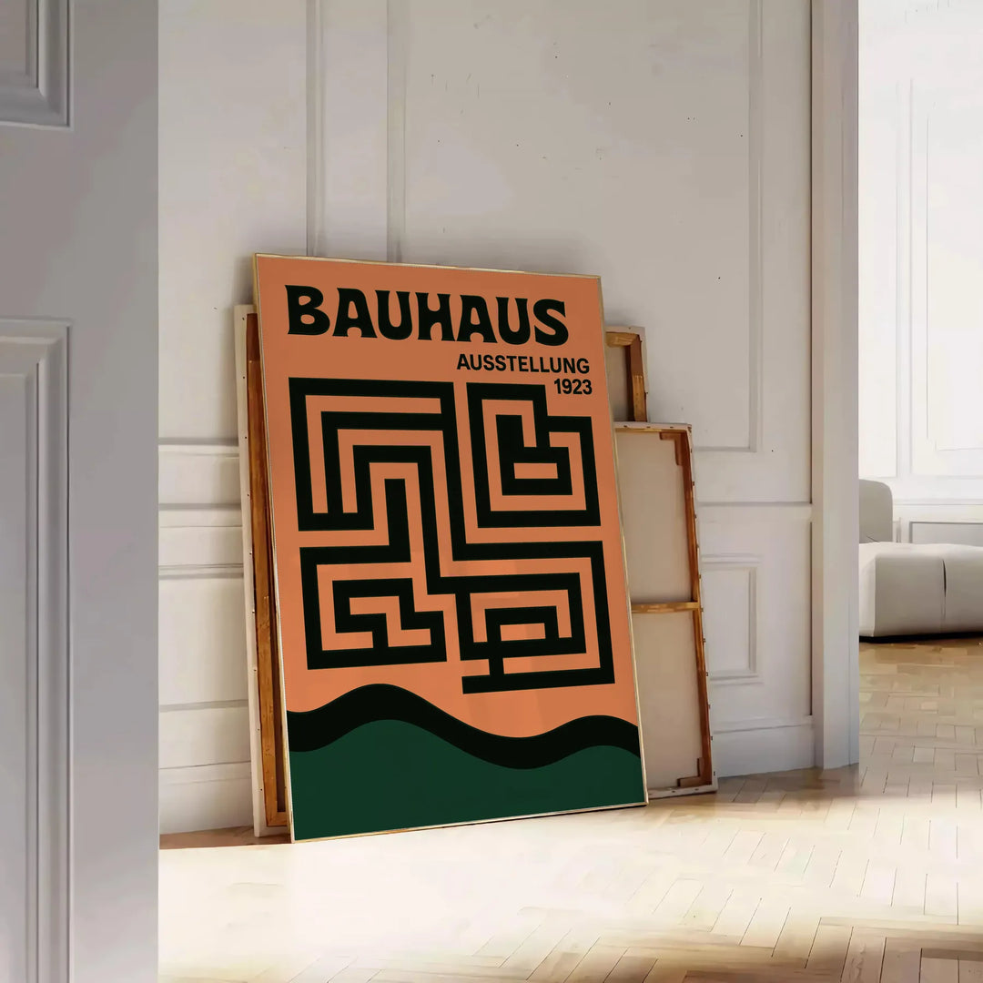 Bauhaus Labyrinth plakāts ar dzīvīgu zaļu un pelēku krāsu, vintage stila mākslas darbs, kas piešķir mūsdienīgu pieskārienu jū
