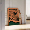 Bauhaus Labyrinth plakāts ar dzīvīgu zaļu un pelēku krāsu, vintage stila mākslas darbs, kas piešķir mūsdienīgu pieskārienu jū
