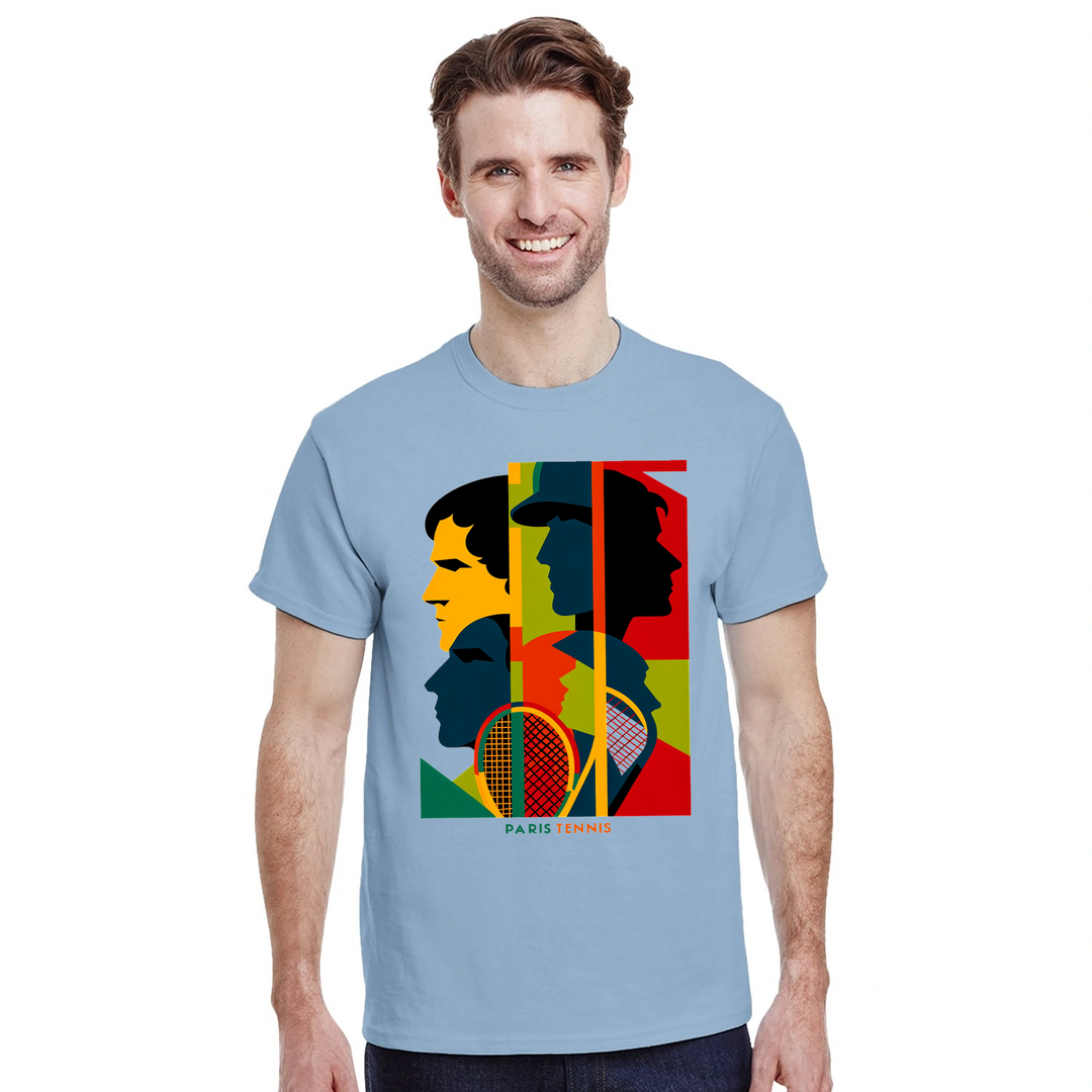 トーナメントテニスTシャツ。プレイヤーやファンに最適なスタイリッシュなティー。快適さと耐久性を兼ね備えた高品質素材使用。サイズ展開：S, M, L, XL, XXL。