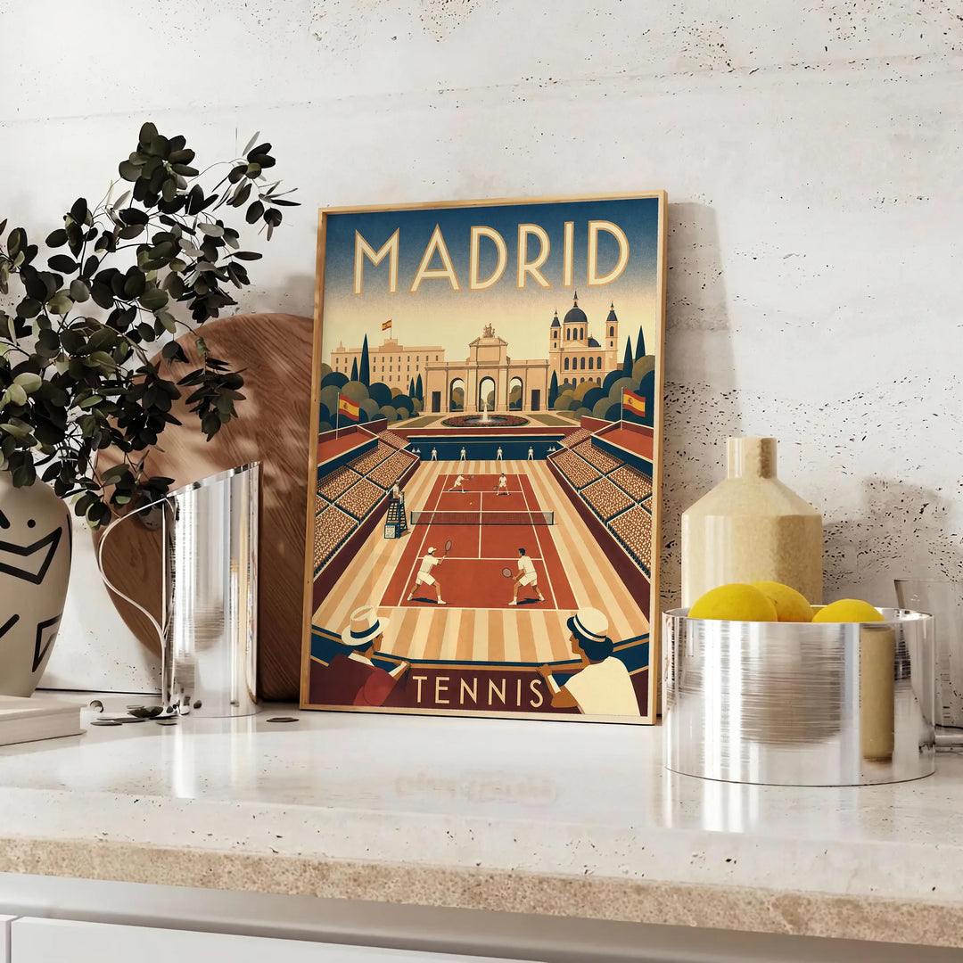 Plakat tenisowy Madrid w intensywnych odcieniach zieleni i czerwieni, dostępny w rozmiarach 50x70 lub 30x40. Idealny dla miło