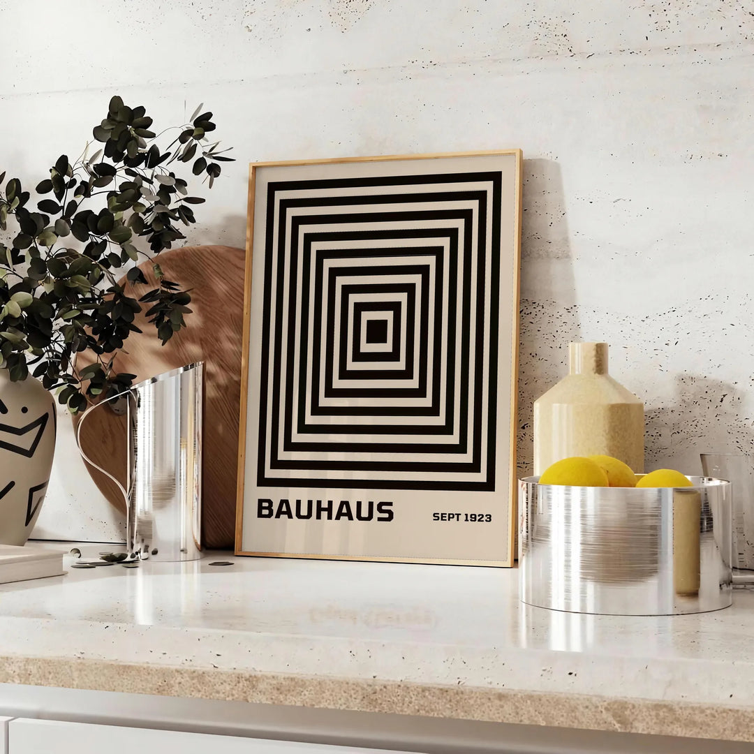 Bauhaus Pyramid poster med eleganta bruna och grå nyanser, perfekt för att förhöja ditt moderna hem