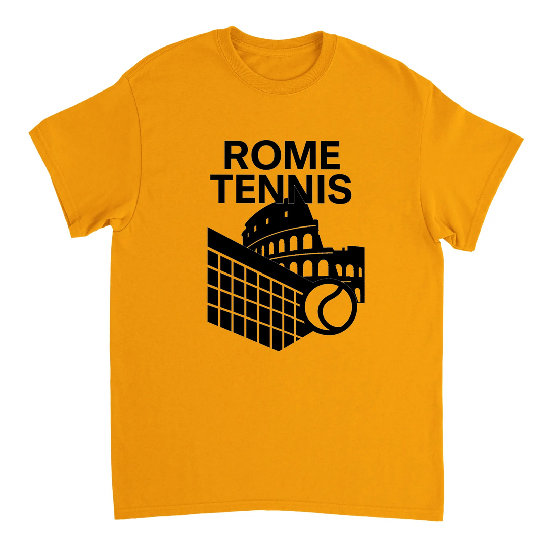 ローマテニス5 Tシャツは、テニスの活気ある精神にインスパイアされたユニークなデザインで、スタイルを引き立てます。コートやカジュアルな外出に最適な必需品です。サイズ展開: S, M, L, XL, XXL