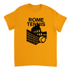 ローマテニス5 Tシャツは、テニスの活気ある精神にインスパイアされたユニークなデザインで、スタイルを引き立てます。コートやカジュアルな外出に最適な必需品です。サイズ展開: S, M, L, XL, XXL