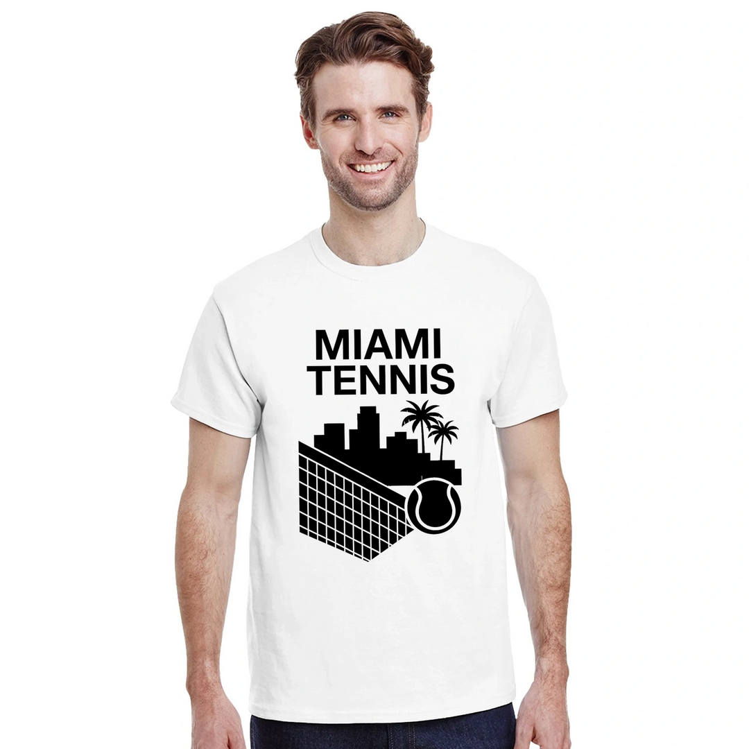 マイアミテニスTシャツは、スポーティーさとシックさを兼ね備えたデザインで、快適な着心地を提供します。テニス愛好者にぴったりの一枚です。