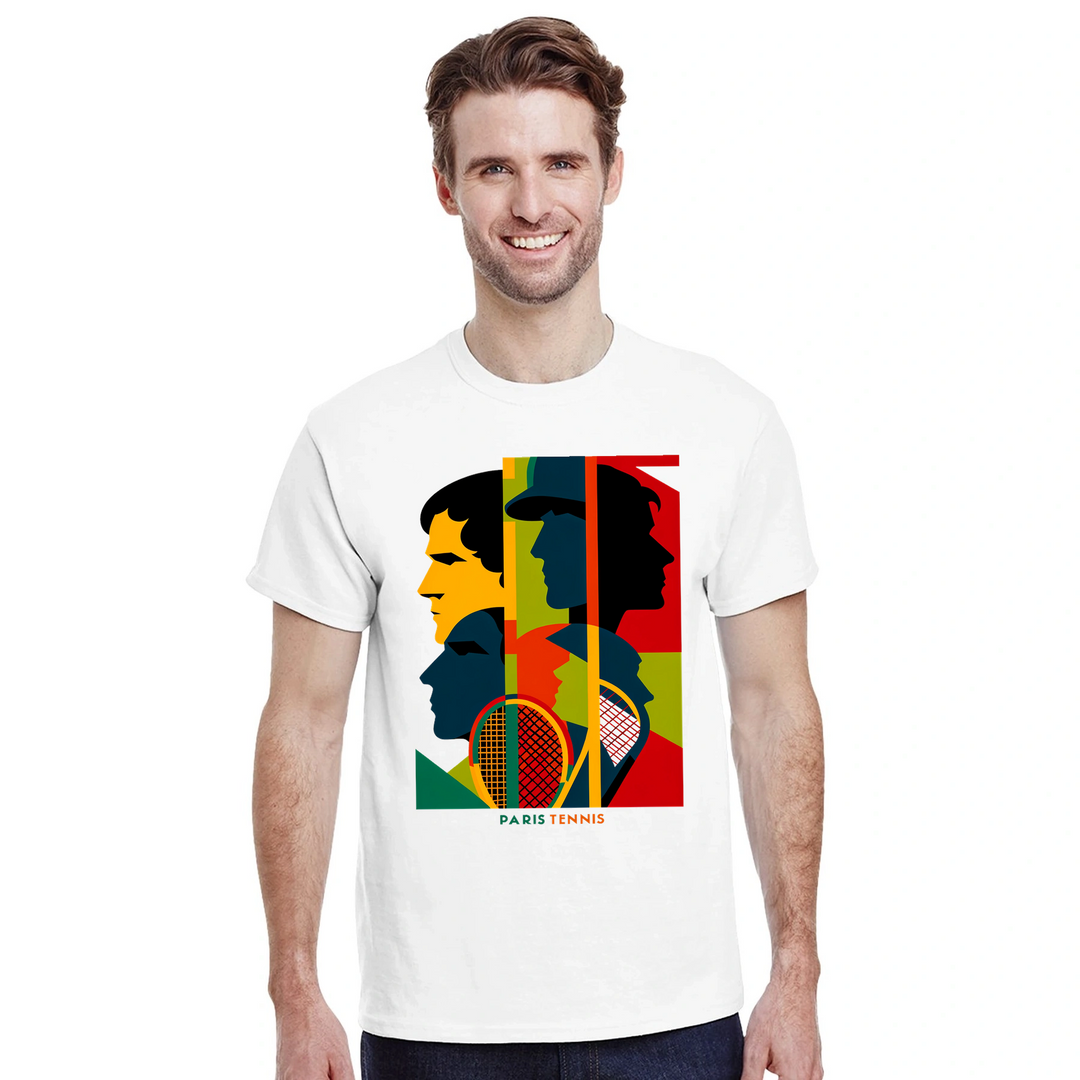 トーナメントテニスTシャツ。プレイヤーやファンに最適なスタイリッシュなティー。快適さと耐久性を兼ね備えた高品質素材使用。サイズ展開：S, M, L, XL, XXL。