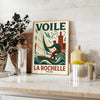 Ανακαλύψτε τη ζωντάνια της ναυσιπλοΐας στη Λα Ροσέλ με αυτό το εντυπωσιακό αφίσα σε κόκκινο και λευκό χρώμα. Ιδανικό για λάτρ