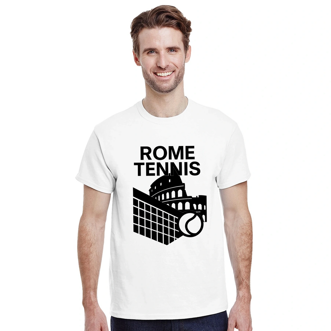 ローマテニス5 Tシャツは、テニスの活気ある精神にインスパイアされたユニークなデザインで、スタイルを引き立てます。コートやカジュアルな外出に最適な必需品です。サイズ展開: S, M, L, XL, XXL