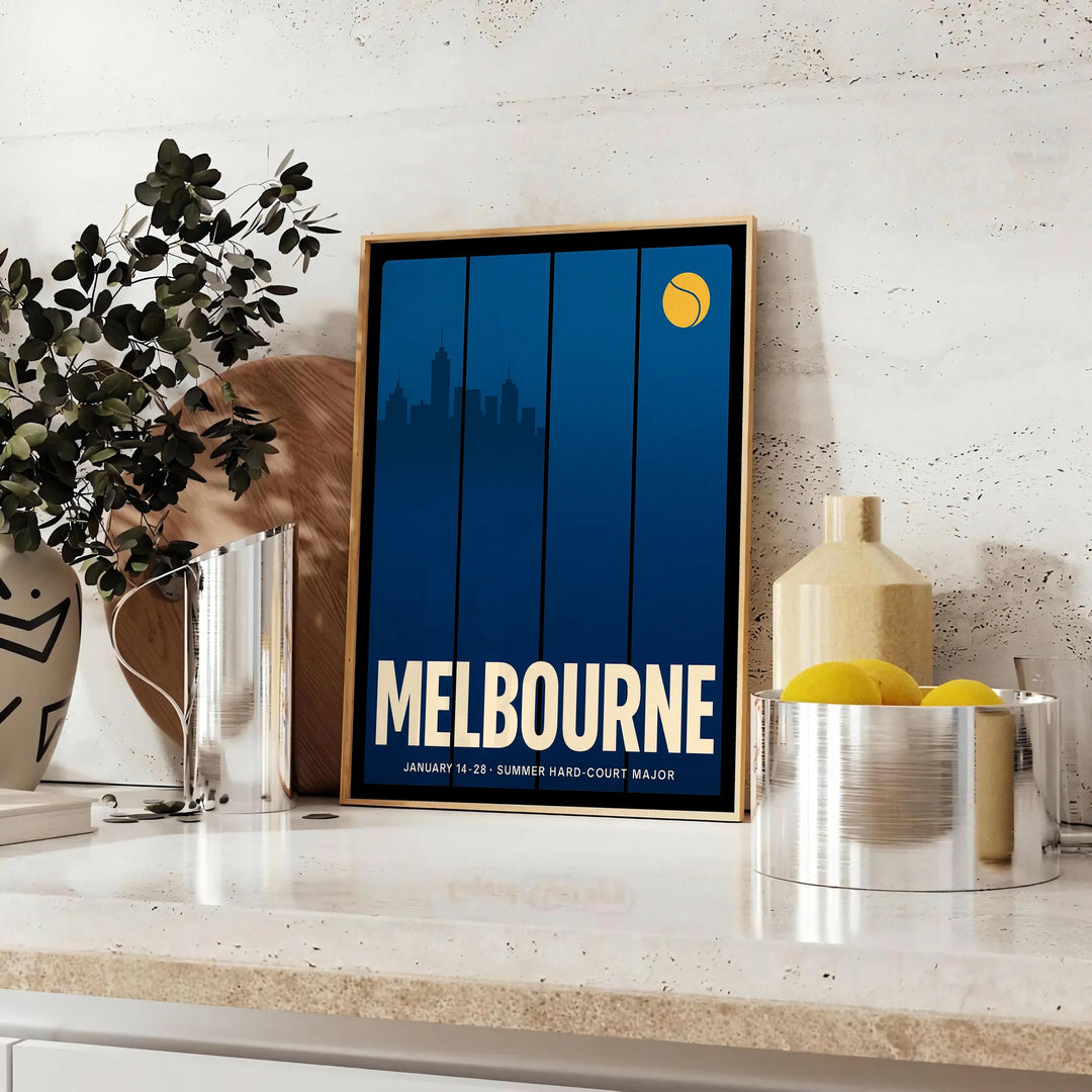 Pôster de Ténis de Melbourne com design vibrante em laranja e cinza, ideal para entusiastas do ténis. Disponível em vários ta