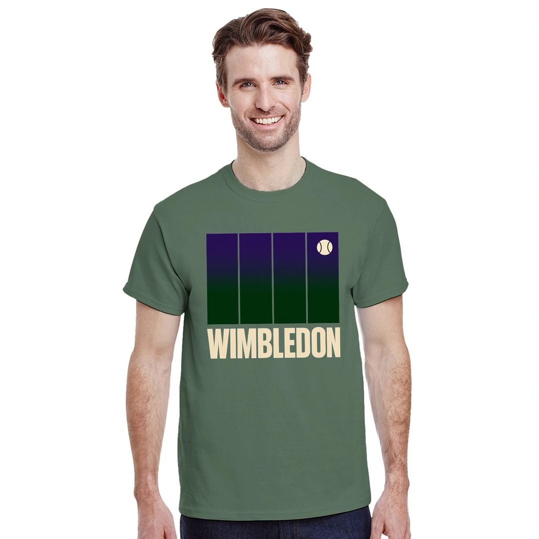 ウィンブルドンテニスTシャツ。アイコニックなトーナメントにインスパイアされたデザインで、コート内外でスタイルをアップグレード。テニスファンやプレイヤーに最適な一枚。サイズはSからXXLまで。