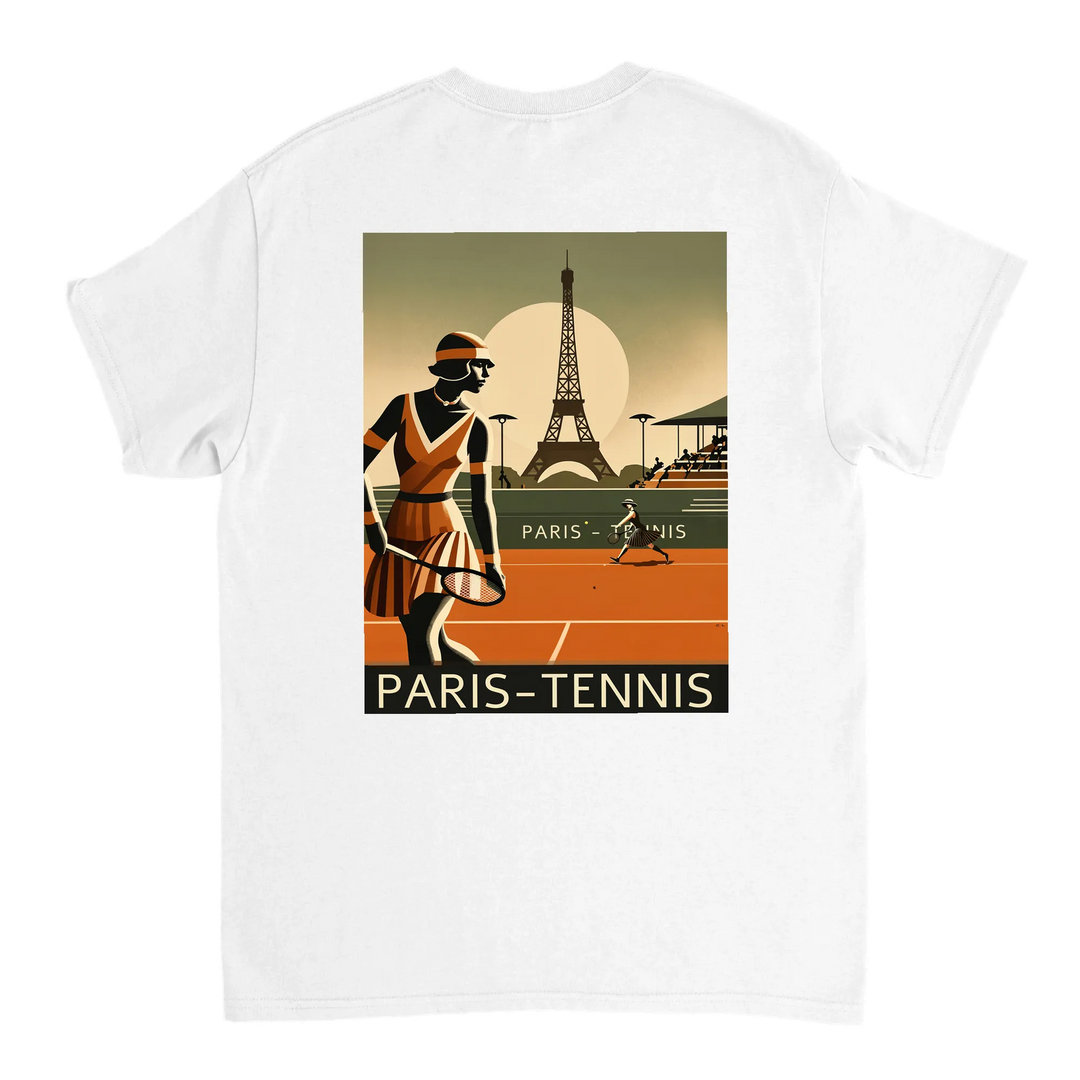 Tennis T-shirt med stilren design inspirerad av Paris, perfekt för tennisälskare. Finns i storlekarna S till XXL