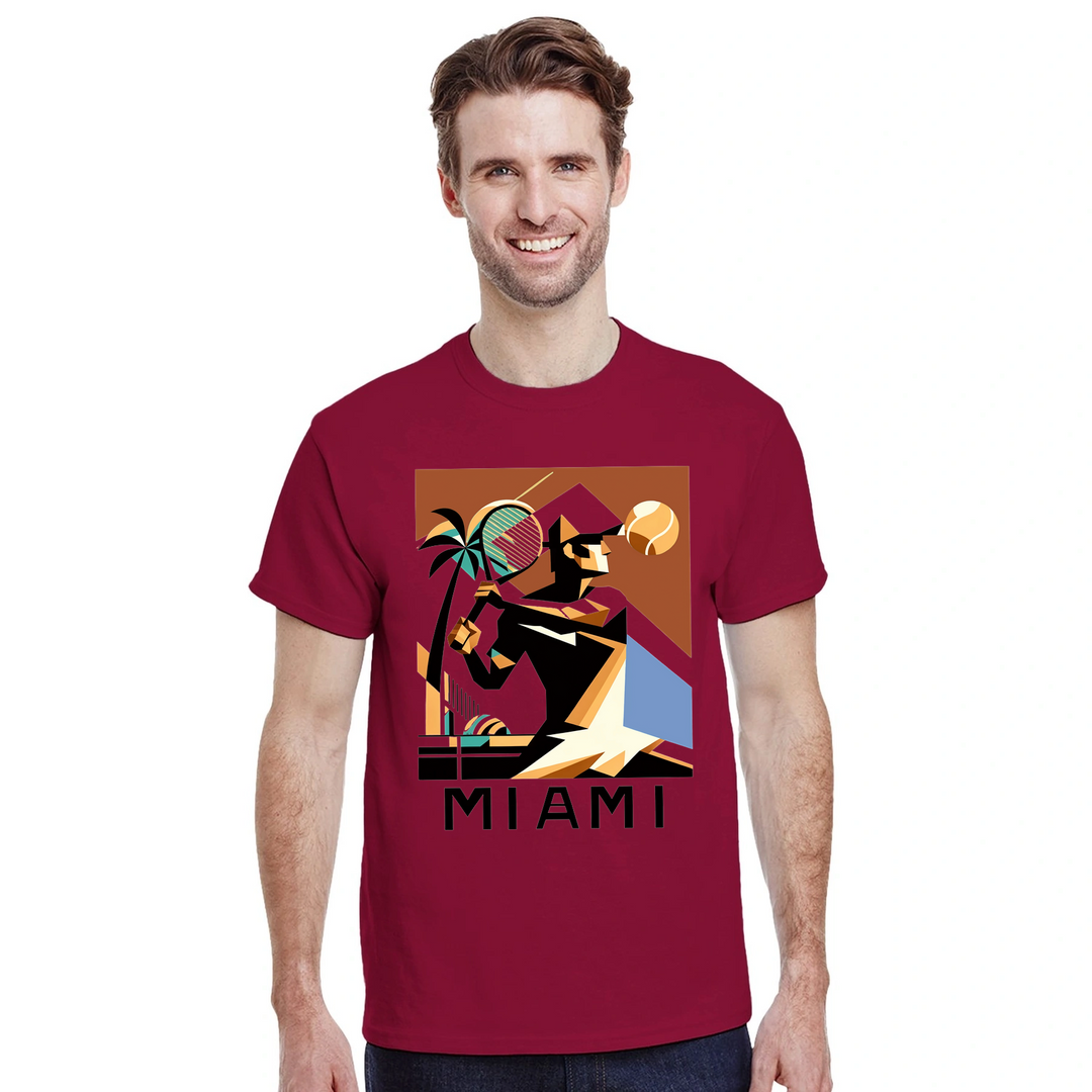 テニス愛好者にぴったりなマイアミテニスTシャツ。ゲームの精神と南フロリダの陽気な雰囲気を捉えたユニークなデザイン。サイズはS、M、L、XL、XXLから選べます。