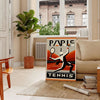 Póster de tenis de París, Francia, con vibrantes tonos rojos y verdes, ideal para amantes del deporte. Disponible en tamaños