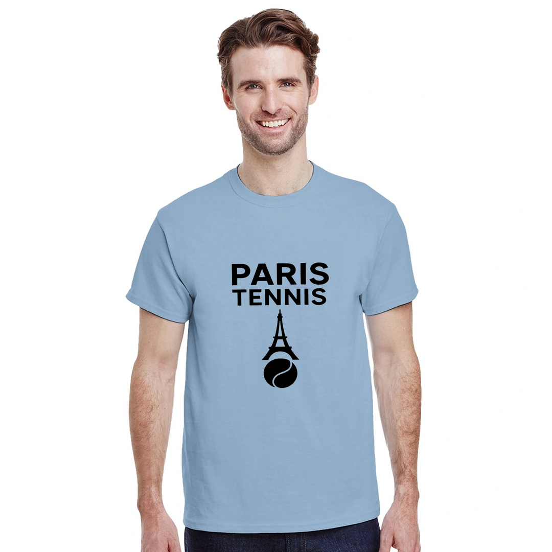 パリテニスTシャツは、愛の街のエッセンスとテニスのスピリットを捉えたスタイリッシュなデザインです。スポーツ愛好者やファッション好きに最適で、コートの内外で着用できます。サイズはS、M、L、XL、XXLがあります。