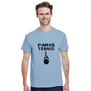 パリテニスTシャツは、愛の街のエッセンスとテニスのスピリットを捉えたスタイリッシュなデザインです。スポーツ愛好者やファッション好きに最適で、コートの内外で着用できます。サイズはS、M、L、XL、XXLがあります。