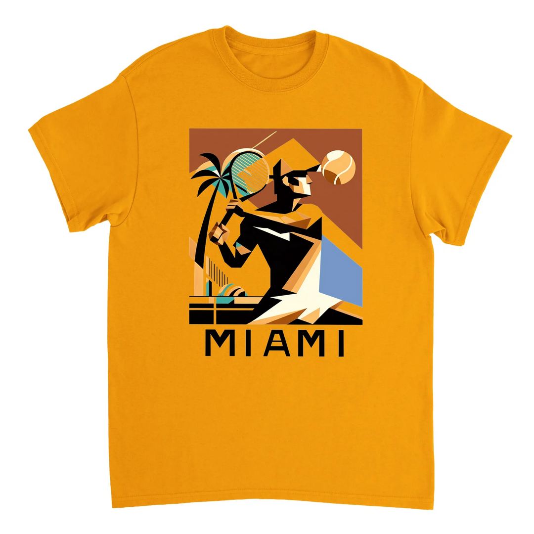 テニス愛好者と都市の魅力を兼ね備えたマイアミテニスTシャツ。鮮やかな色合いとおしゃれなグラフィックで、コート内外で活躍します。サイズはSからXXLまで揃っています。