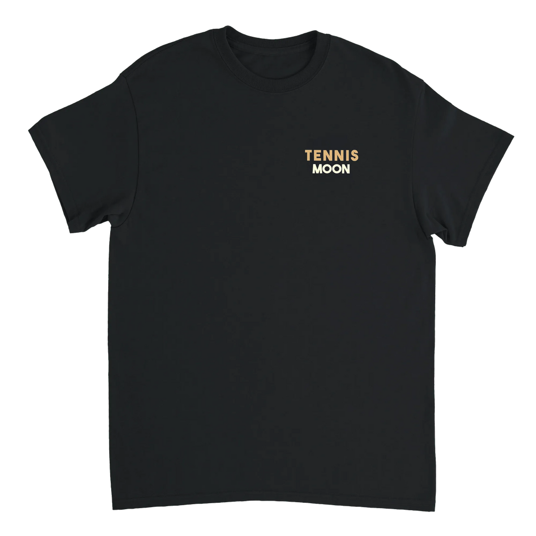 T-shirt Tennis Moon, design único que combina amor pelo ténis com um toque celestial. Confortável e estiloso, disponível em v