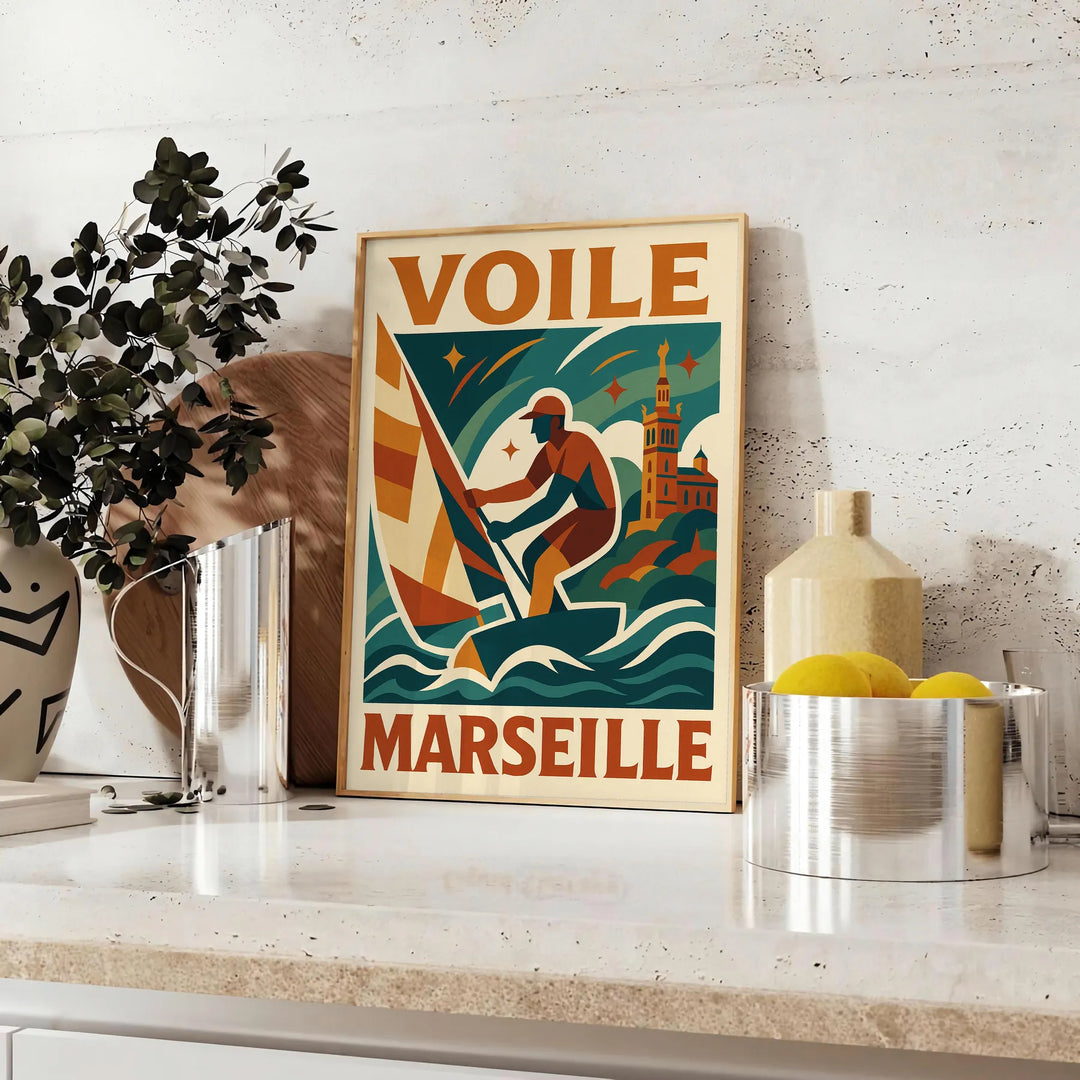 Stilvolles Poster mit Segelszene in Marseille, ideal für maritime Dekoration. Erhältlich in verschiedenen Größen