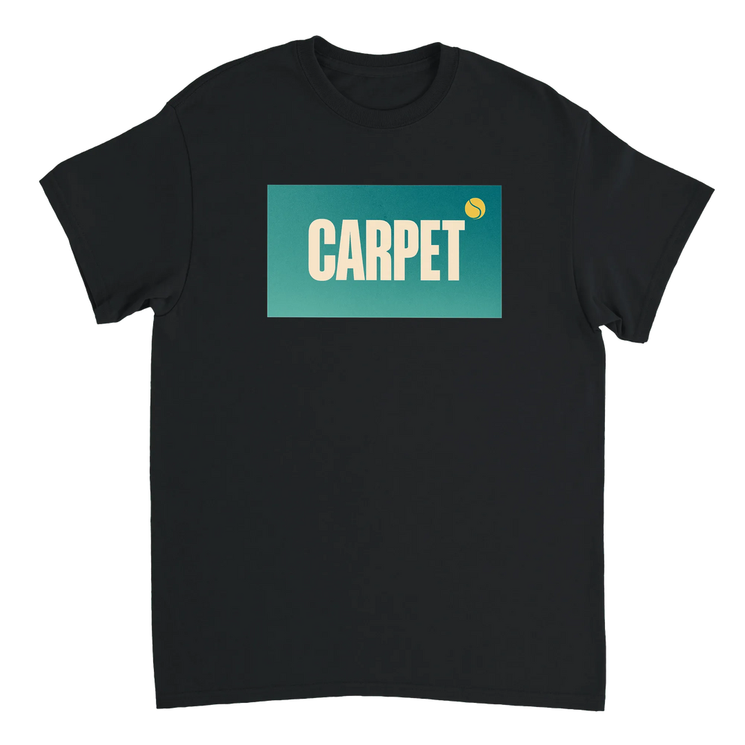 カーペットテニス5Tシャツ。快適な素材で、コートの上でもオフでもスタイリッシュに着こなせます。サイズ: S, M, L, XL, XXL。