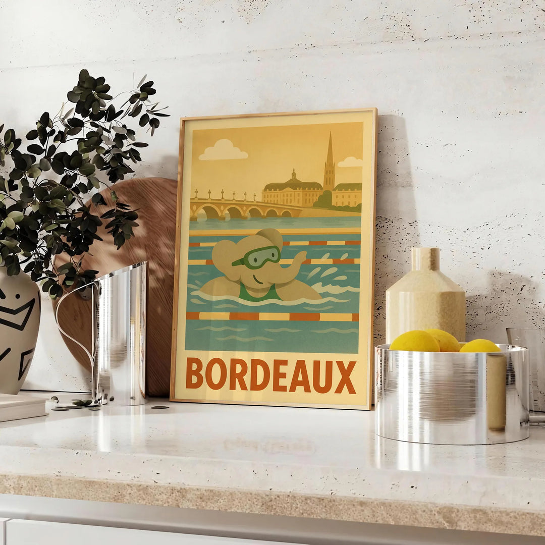 Bordeaux bērnu peldējoša ziloņa plakāts ar pelēkiem un zaļiem toņiem, ideāli piemērots bērnistabām un spēļu istabām. Pieejams